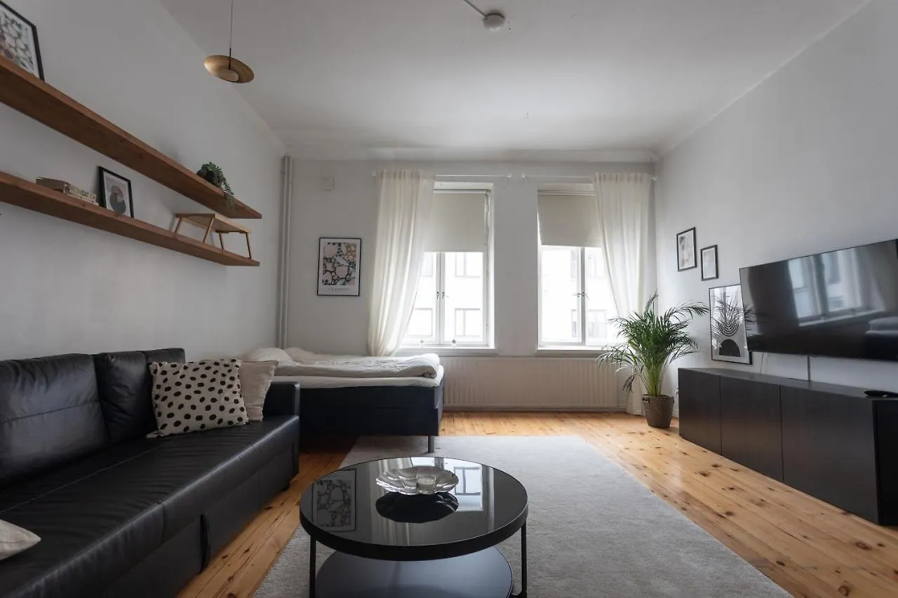 Idyllinen Valoisa Huoneisto Ullanlinnassa. Helsinki Apartment